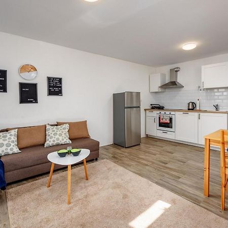 Center House With Apartments Умаг Экстерьер фото