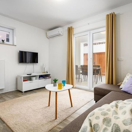Center House With Apartments Умаг Экстерьер фото