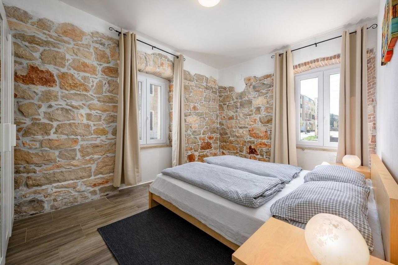 Center House With Apartments Умаг Экстерьер фото