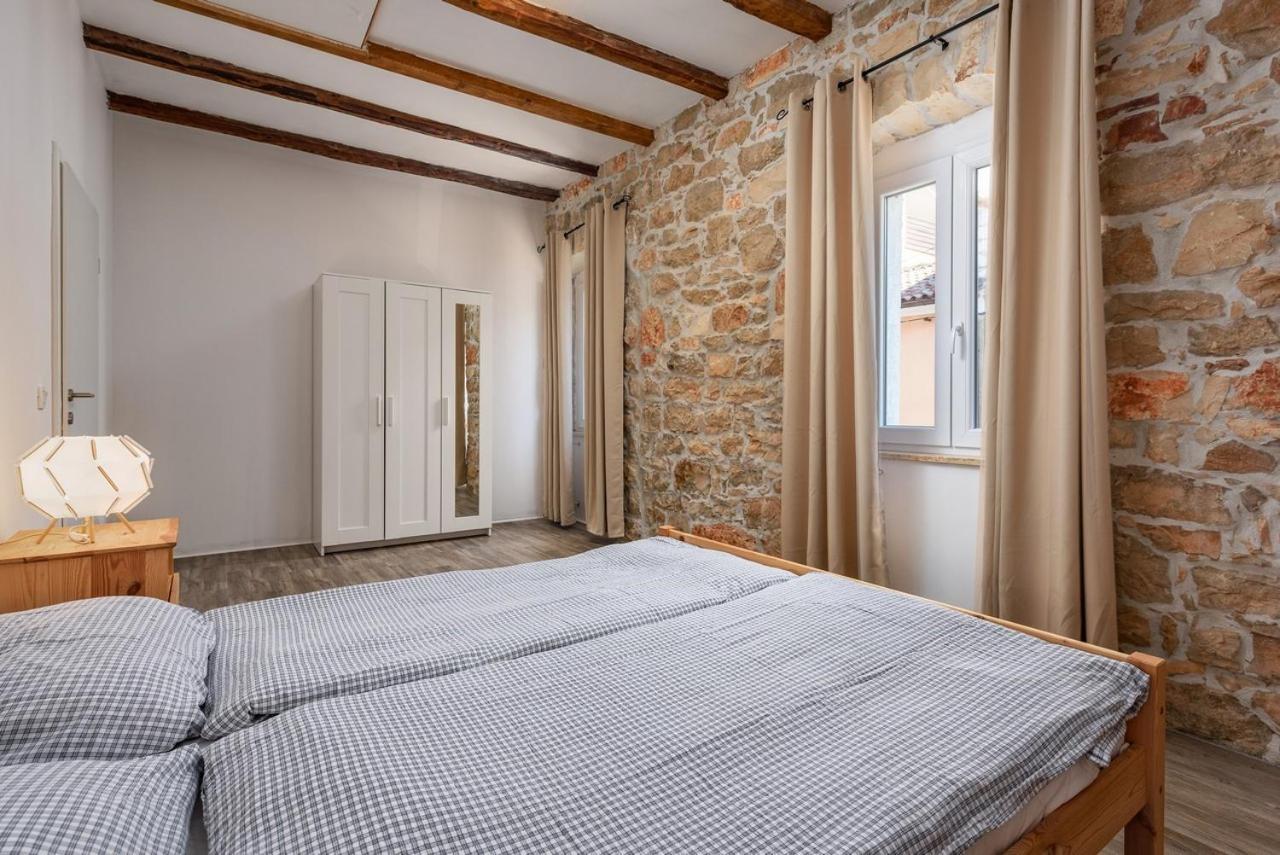 Center House With Apartments Умаг Экстерьер фото