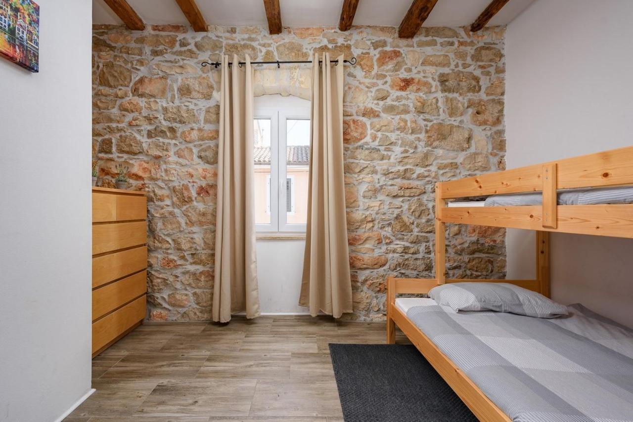 Center House With Apartments Умаг Экстерьер фото