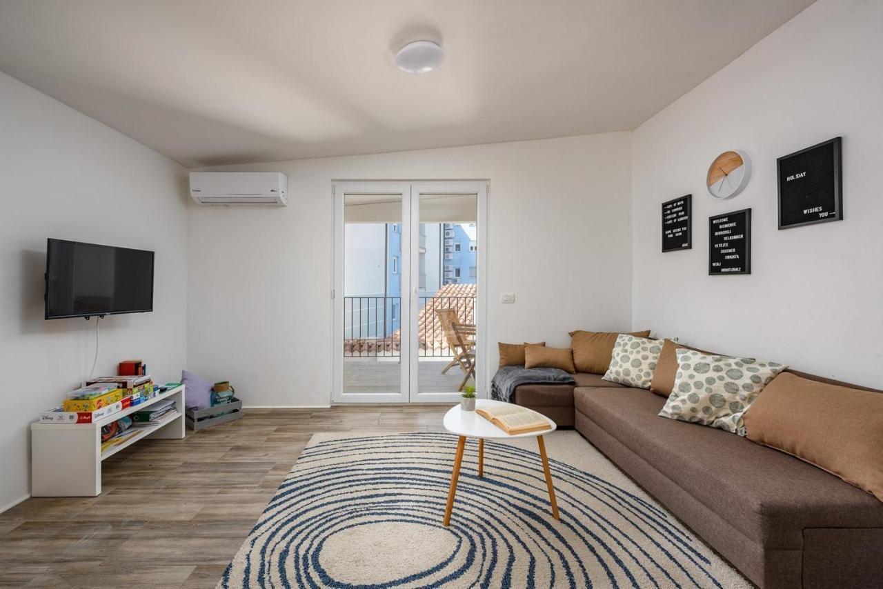 Center House With Apartments Умаг Экстерьер фото