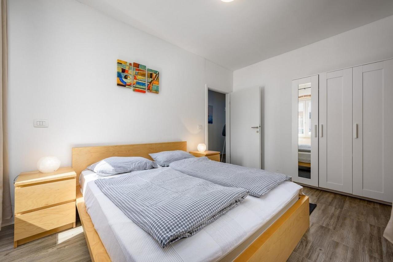 Center House With Apartments Умаг Экстерьер фото