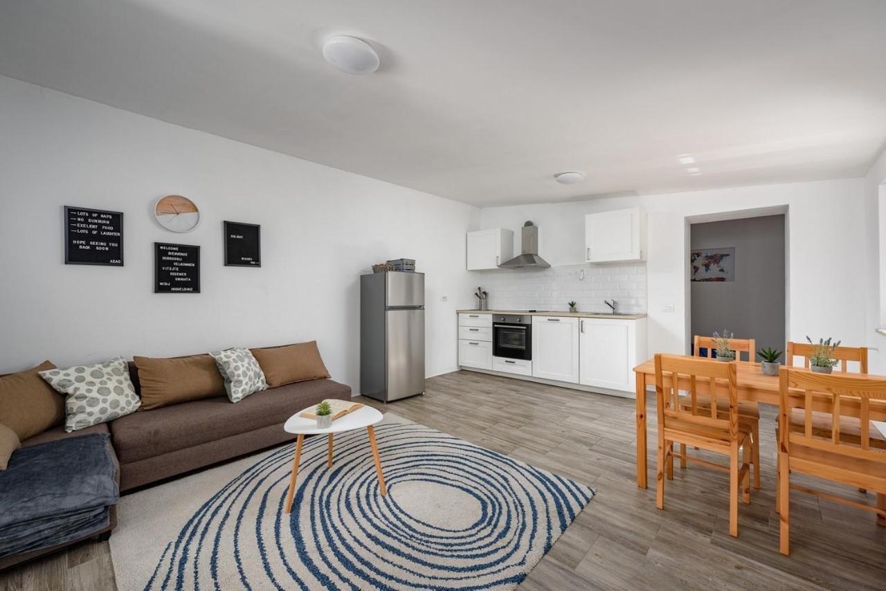 Center House With Apartments Умаг Экстерьер фото