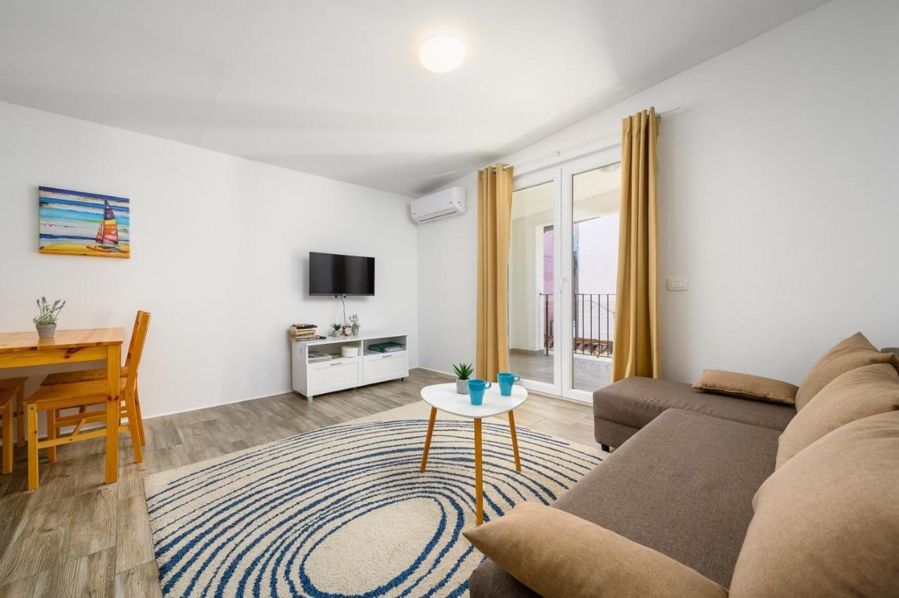 Center House With Apartments Умаг Экстерьер фото