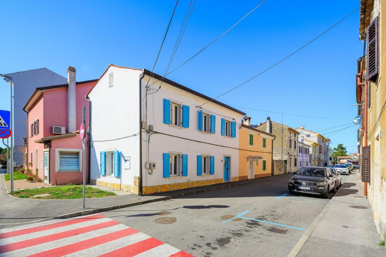 Center House With Apartments Умаг Экстерьер фото