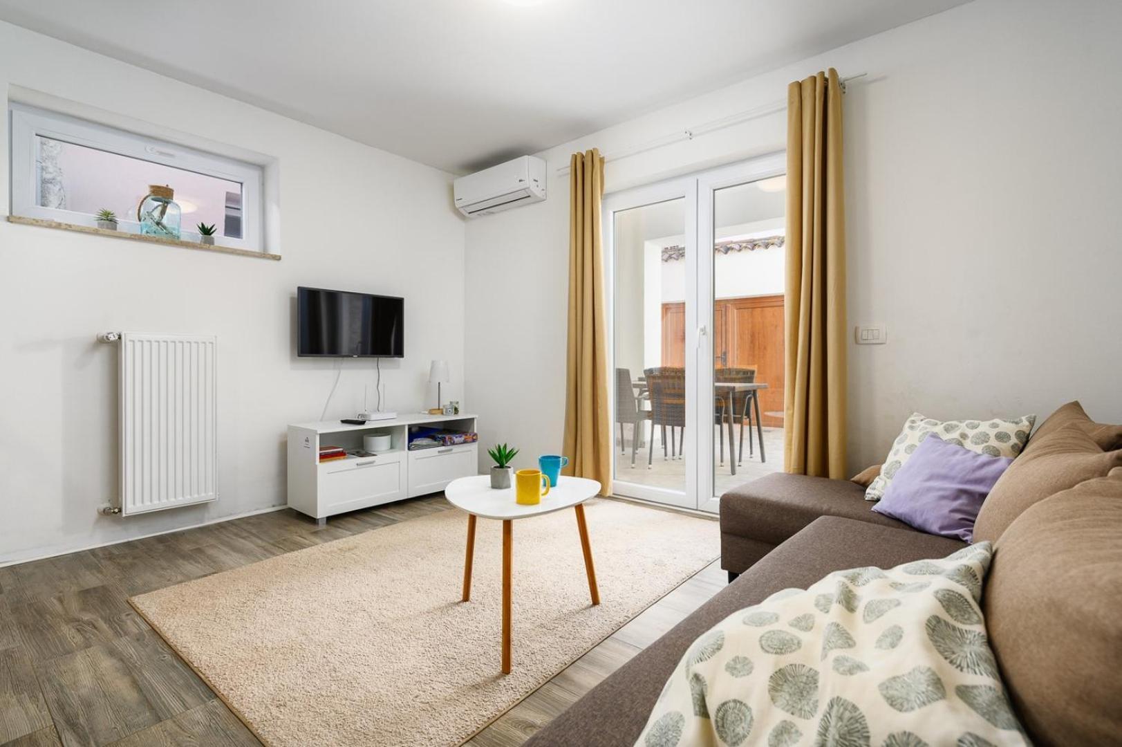 Center House With Apartments Умаг Экстерьер фото