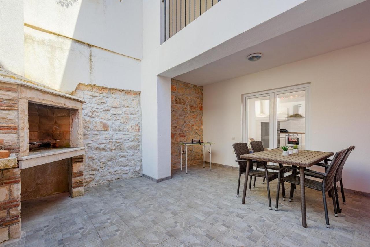 Center House With Apartments Умаг Экстерьер фото